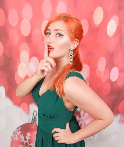 Beautiful woman in evening green dress celebrates Merry Christmas and Happy New Year. — Stock Photo, Image
