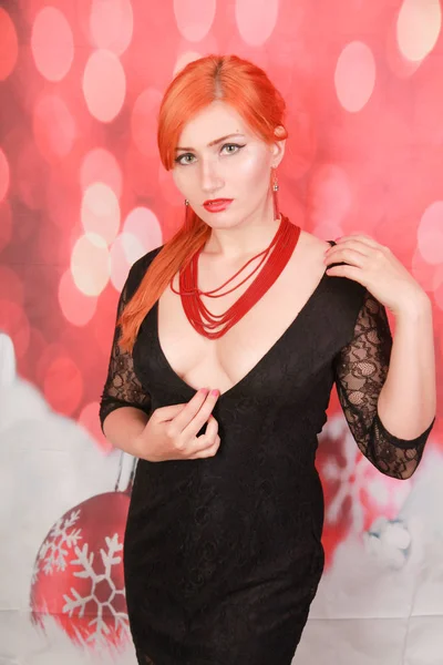 赤いサンゴの石のネックレスジュエリービーズを身に着けている美しいファッション女性 — ストック写真