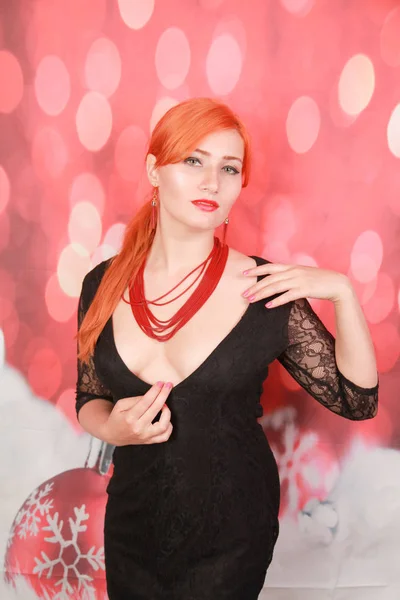 Bela mulher de moda vestindo colar de pedra de coral vermelho contas de jóias — Fotografia de Stock