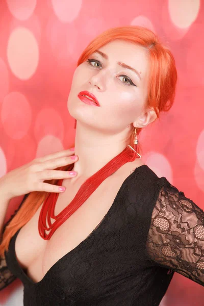 Bella donna di moda che indossa corallo rosso collana di perline di gioielli in pietra — Foto Stock