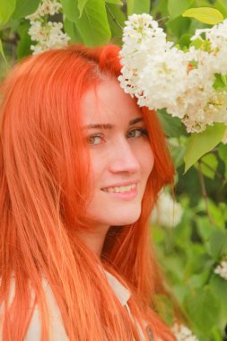 yaz parkında yürüyen güzel kızıl saçlı kız