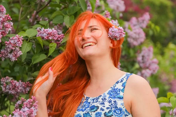 Menina ruiva bonita andando no parque de verão — Fotografia de Stock