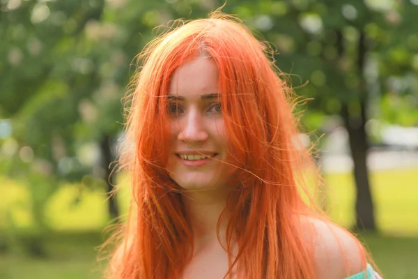 夏の公園を歩いてかなり赤毛の女の子 — ストック写真