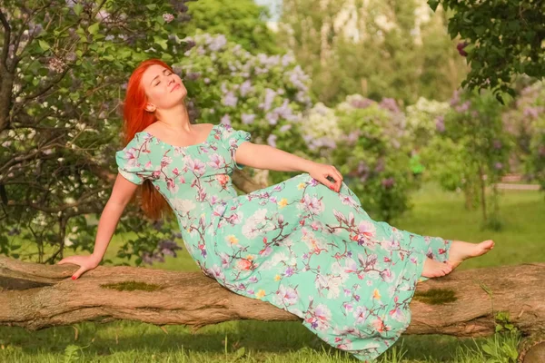 Hübsches rothaariges Mädchen spaziert im Sommerpark — Stockfoto