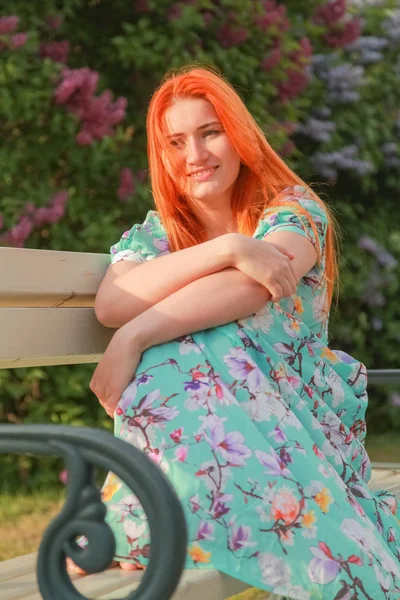 여름 공원에서 걷는 예쁜 빨간 머리 소녀 — 스톡 사진