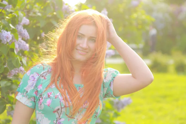 Jolie rousse fille marche dans le parc d'été — Photo