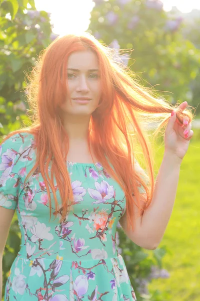 Menina ruiva bonita andando no parque de verão — Fotografia de Stock