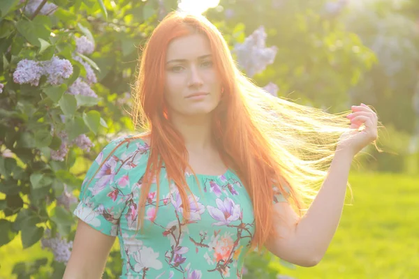 Szép vörös hajú lány séta a nyári parkban — Stock Fotó