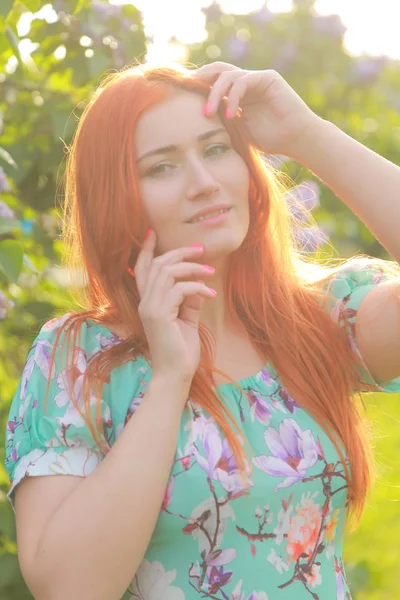 Szép vörös hajú lány séta a nyári parkban — Stock Fotó
