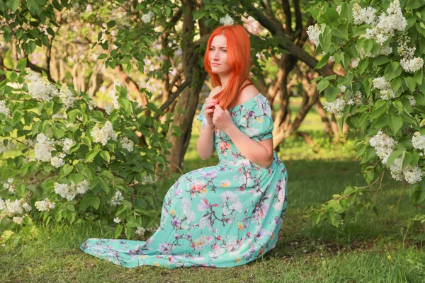 Pretty rödhåriga flicka som går i sommar parken — Stockfoto