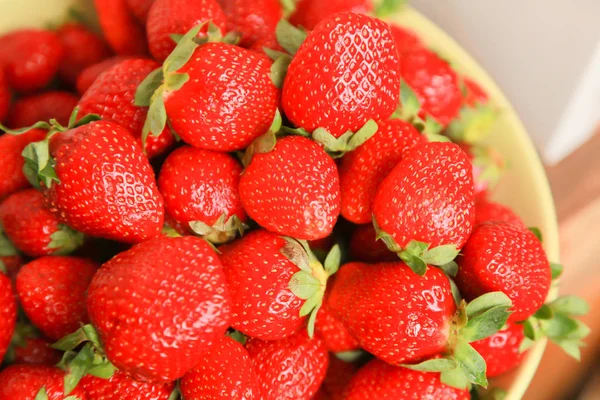 Antecedentes de fresas rojas recién cosechadas — Foto de Stock