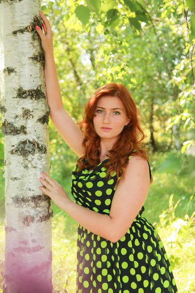 화창한 여름 날에 자작 나무 근처를 걷는 아름다운 소녀. — 스톡 사진