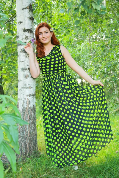 Menina bonita anda com flor de camomila no dia ensolarado de verão . — Fotografia de Stock