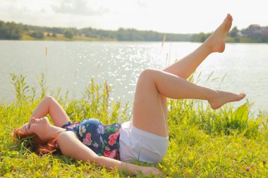 Göl yürüyüş yakınında güzel yaz kıyafeti kız