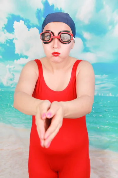 Mavi arka plan üzerinde yüzme gözlükleri ile kırmızı mayo deli dalgıç. kişi yüzücü yüzmeyi öğrenmek. — Stok fotoğraf