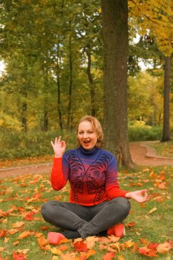 artı boyutu kafkas neşeli kadın sonbahar parkta yalnız açık meditasyon yapmak