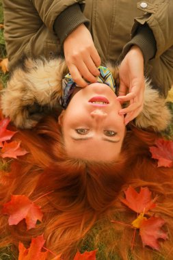 genç güzel artı boyutu kafkas kadın sonbahar parkı üst görünümünde yere yatıyor