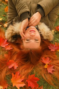 genç güzel artı boyutu kafkas kadın sonbahar parkı üst görünümünde yere yatıyor