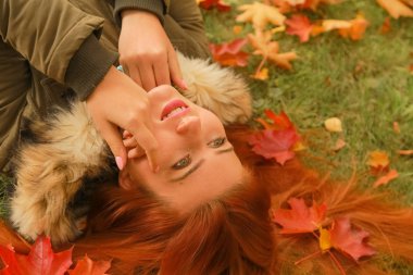 genç güzel artı boyutu kafkas kadın sonbahar parkı üst görünümünde yere yatıyor