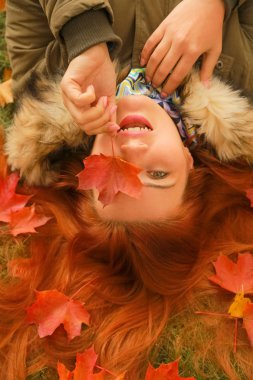 genç güzel artı boyutu kafkas kadın sonbahar parkı üst görünümünde yere yatıyor