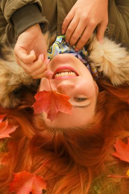 genç güzel artı boyutu kafkas kadın sonbahar parkı üst görünümünde yere yatıyor