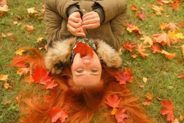 genç güzel artı boyutu kafkas kadın sonbahar parkı üst görünümünde yere yatıyor