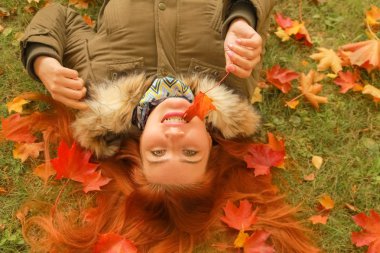 genç güzel artı boyutu kafkas kadın sonbahar parkı üst görünümünde yere yatıyor