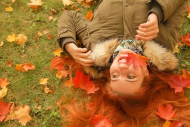 genç güzel artı boyutu kafkas kadın sonbahar parkı üst görünümünde yere yatıyor