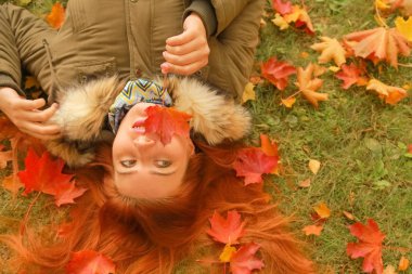 genç güzel artı boyutu kafkas kadın sonbahar parkı üst görünümünde yere yatıyor