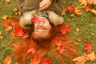 genç güzel artı boyutu kafkas kadın sonbahar parkı üst görünümünde yere yatıyor