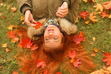 genç güzel artı boyutu kafkas kadın sonbahar parkı üst görünümünde yere yatıyor