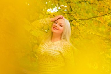 genç güzel artı beyaz kazak beyaz beyaz kadın sonbahar parkta yürüyor