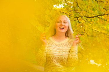 genç güzel artı beyaz kazak beyaz beyaz kadın sonbahar parkta yürüyor