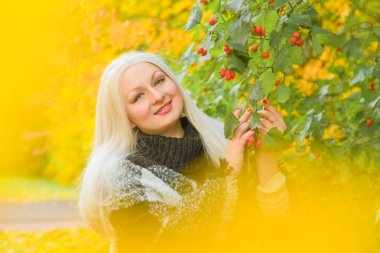 genç güzel artı boyutu kafkas kadın ekose yün poncho sonbahar parkta yürüyor