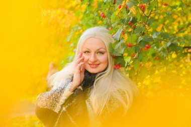 genç güzel artı boyutu kafkas kadın ekose yün poncho sonbahar parkta yürüyor