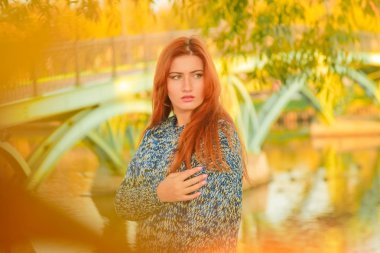 genç güzel artı kırmızı saçlı beyaz kadın sonbahar parkta yürüyor