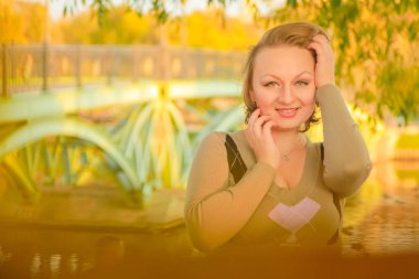 genç güzel artı boyutu kafkas kadın sonbahar parkta yürüyor