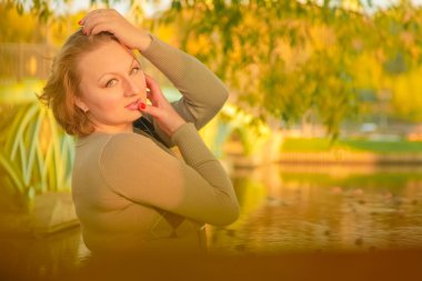 genç güzel artı boyutu kafkas kadın sonbahar parkta yürüyor