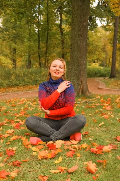 Plus size kaukasische fröhliche Weibchen meditieren im Herbst Park allein im Freien — Stockfoto