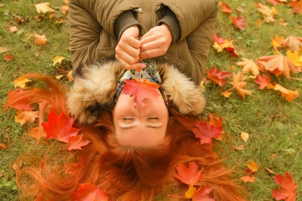 젊은 예쁜 플러스 크기 백인 여자는 가을 공원 꼭대기보기에서 땅에 누워 — 스톡 사진