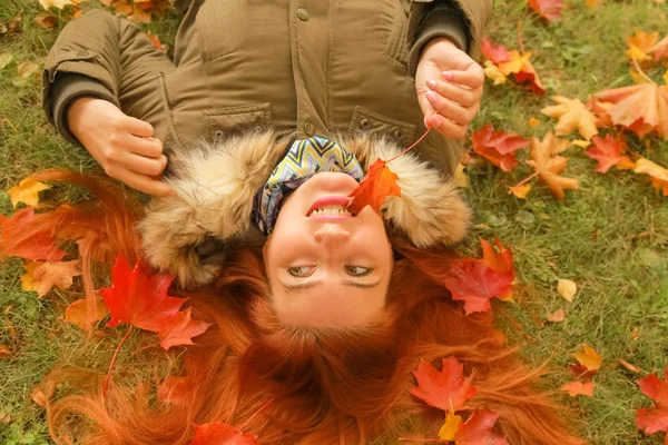 genç güzel artı boyutu kafkas kadın sonbahar parkı üst görünümünde yere yatıyor