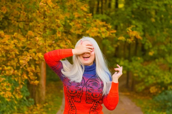 Unga pretty plus size kaukasiska kvinna i orange mode tröja promenader i höst parken — Stockfoto