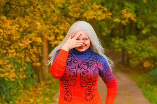 Młody ładny plus rozmiar kaukaski kobieta w pomarańczowy moda sweter spacery w Autumn Park — Zdjęcie stockowe