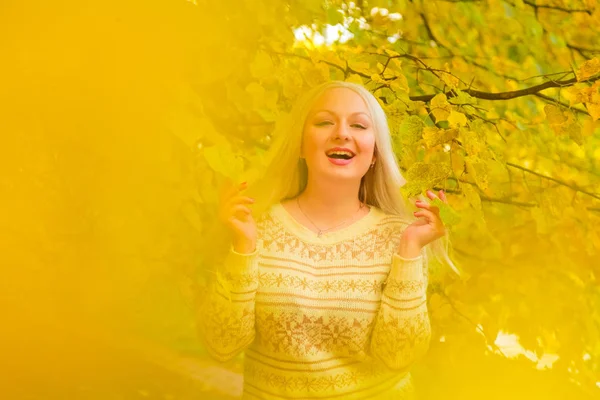 genç güzel artı beyaz kazak beyaz beyaz kadın sonbahar parkta yürüyor