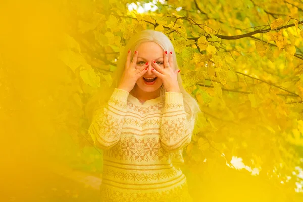 Fiatal csinos molett kaukázusi nő fehér pulóver sétál ősszel parkban — Stock Fotó
