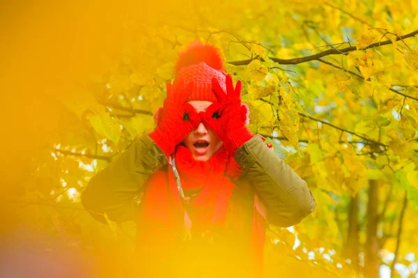 Junge hübsche Plus-Size-Kaukasierin in roter Mütze mit Bommel und Strickhandschuhen spaziert im Herbstpark — Stockfoto