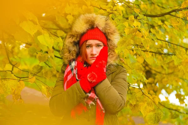 Jonge mooie plus size Kaukasische vrouw met tanden pijn wandelingen in herfst Park — Stockfoto