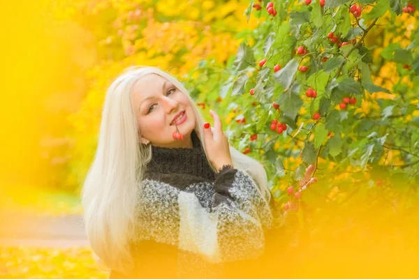 Junge hübsche plus size kaukasische Frau karierte Wolle Poncho Spaziergänge im Herbst Park — Stockfoto