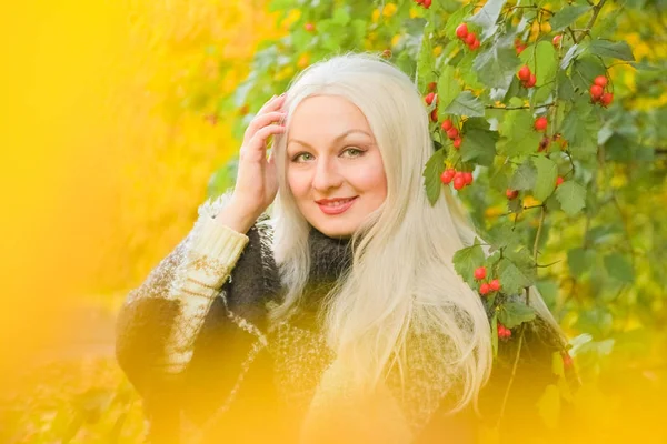 Junge hübsche plus size kaukasische Frau karierte Wolle Poncho Spaziergänge im Herbst Park — Stockfoto
