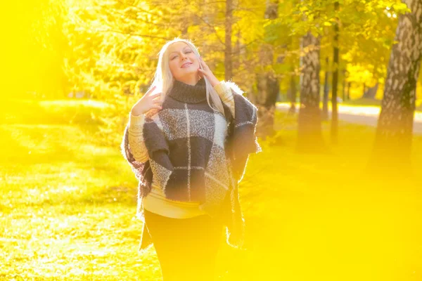 Młody ładny plus rozmiar kaukaski kobieta pled Poncho spacery w jesiennym parku — Zdjęcie stockowe